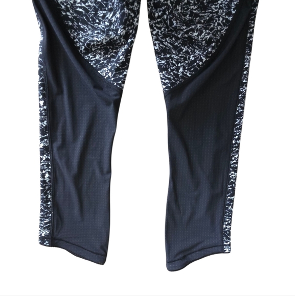 Lululemon Deep Breath Crop (21" ) Iced Wave White Black / Black Size 2 - Picture 12 of 15